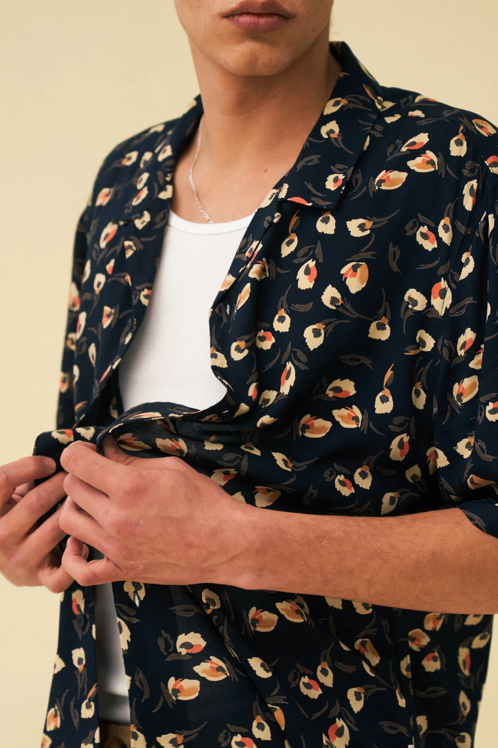 BERNARDO SS SHIRT - NAVY FLORAL