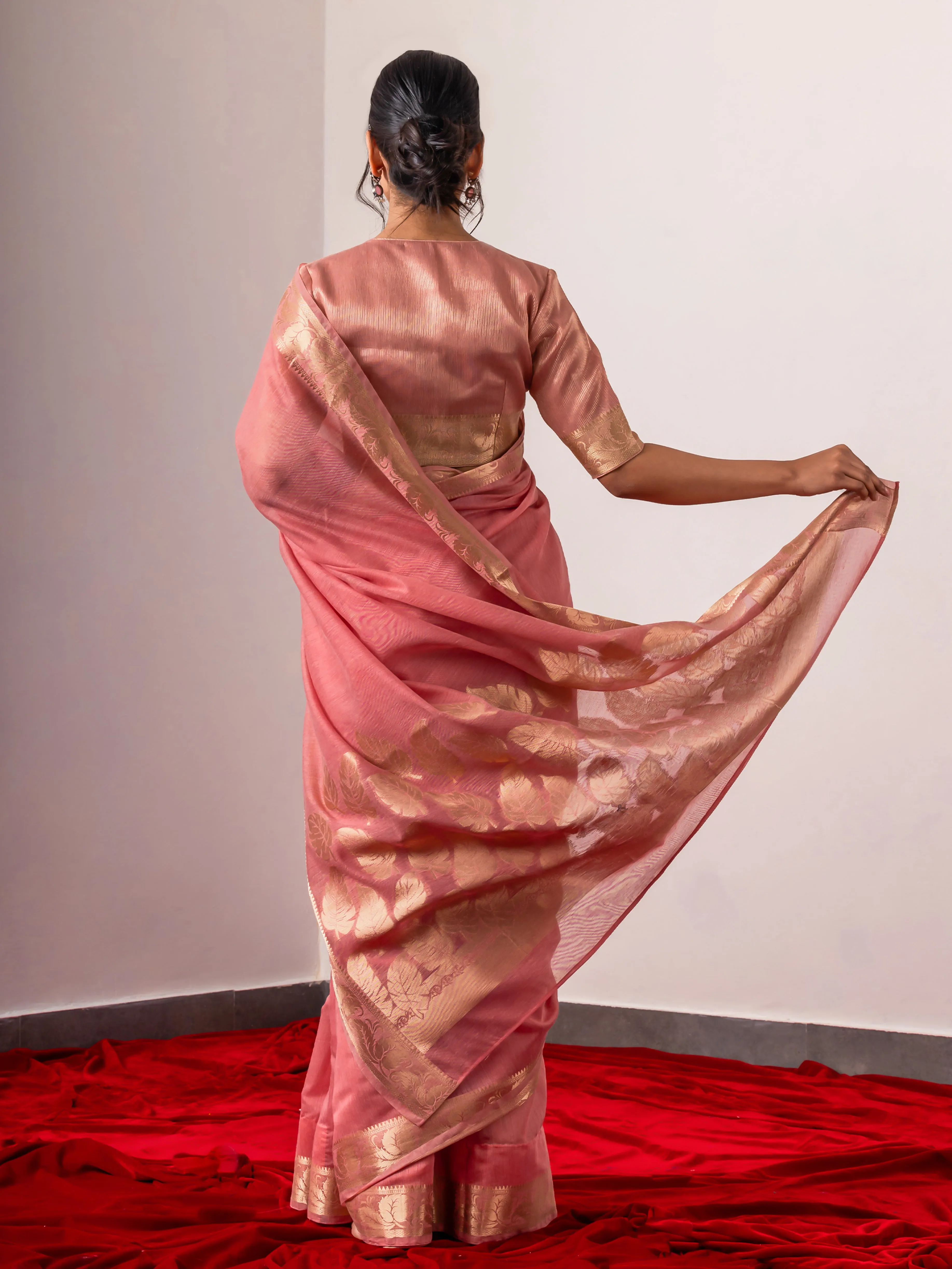 Heather Pink Gold Leaf Pallu Soft Saree with Blouse Fabric