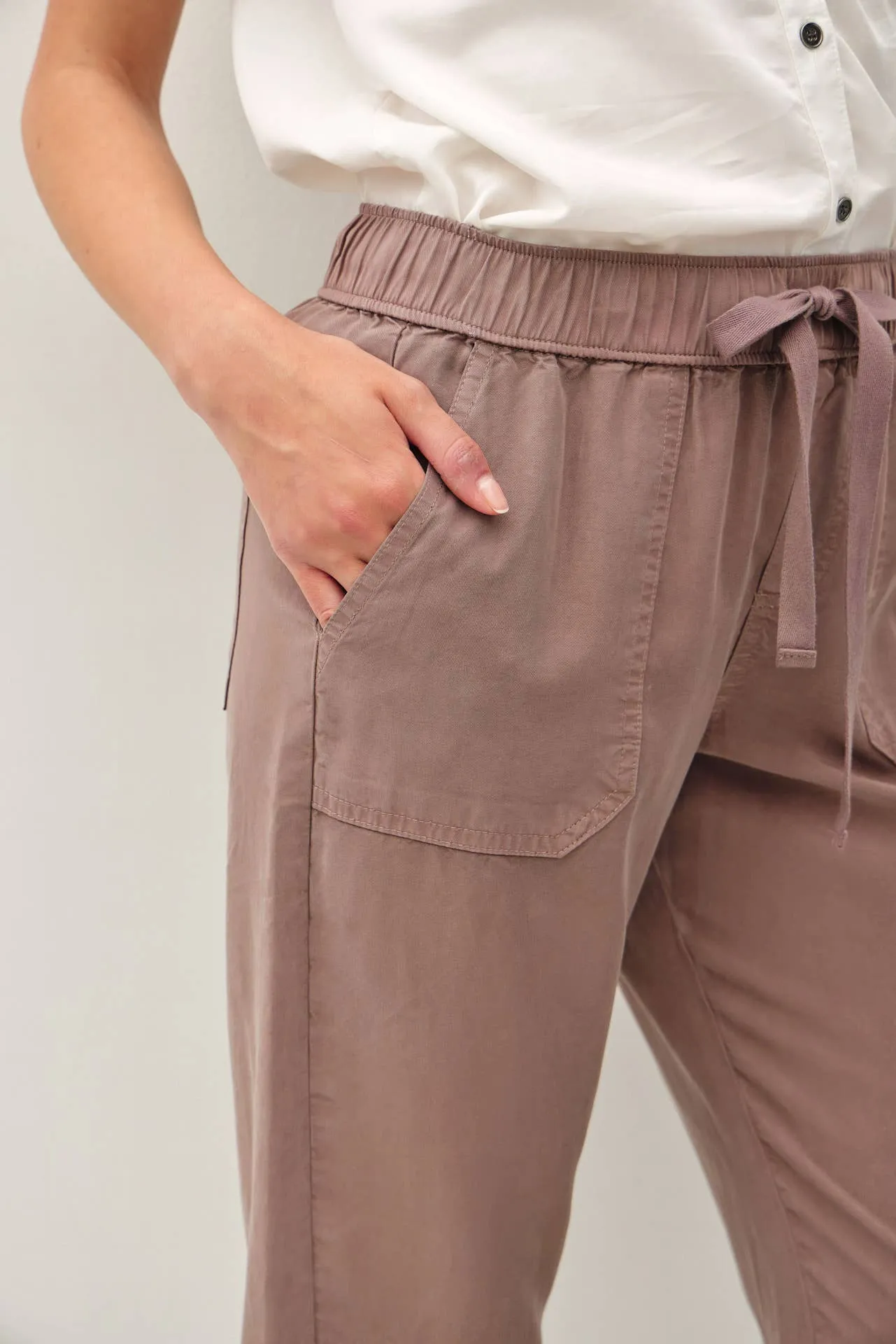 THE LARA TENCEL ANKLE PANTS | Cocoa Brown